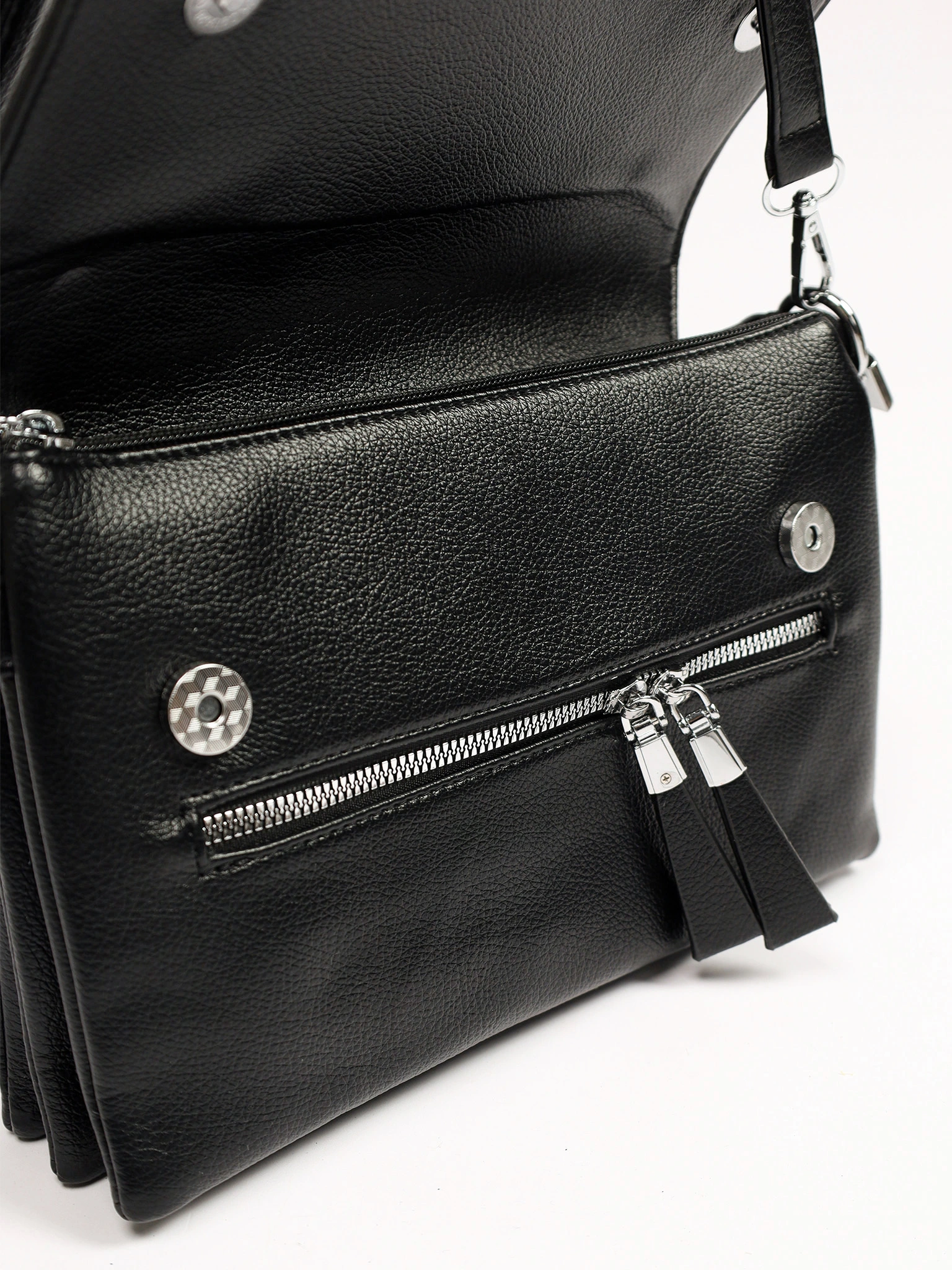 Сумка-кроссбоди со съемной ручкой и декоративными пуллерами в ассортименте